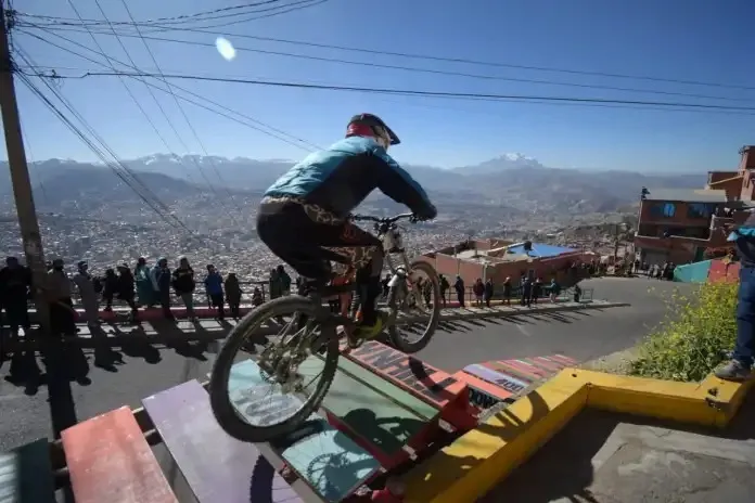 Lea los cortes de vías por “La Paz Challenge Downhill 4000”