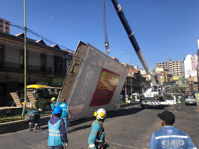 Retiran vallas publicitarias ilegales