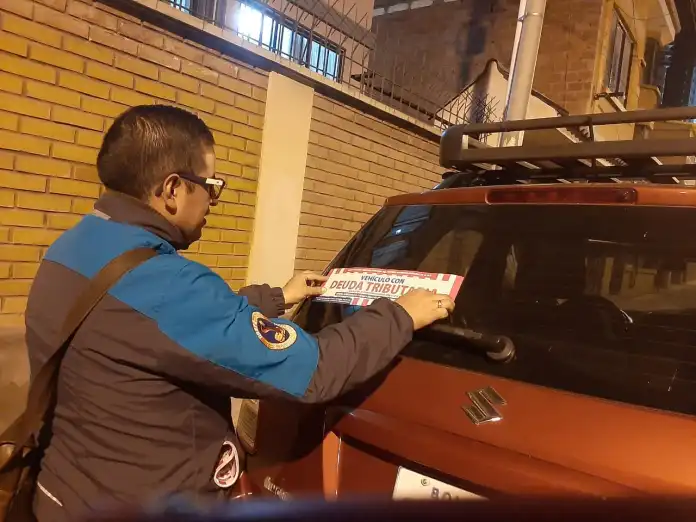 GRAVE: Remate y adjudicación de un vehículo en mora