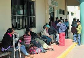 ¡DRAMATICO!: Pacientes duermen en hospitales para ser atendidos