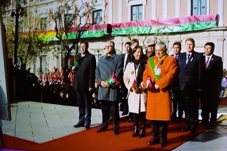 16 DE JULIO: Ofrendas florales en Plaza Murillo