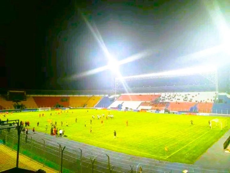Luminarias del estadio potosino cayeron por vientos