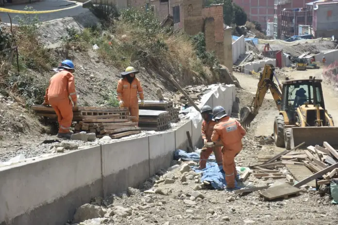Muros de la Apumalla en 85% de avance