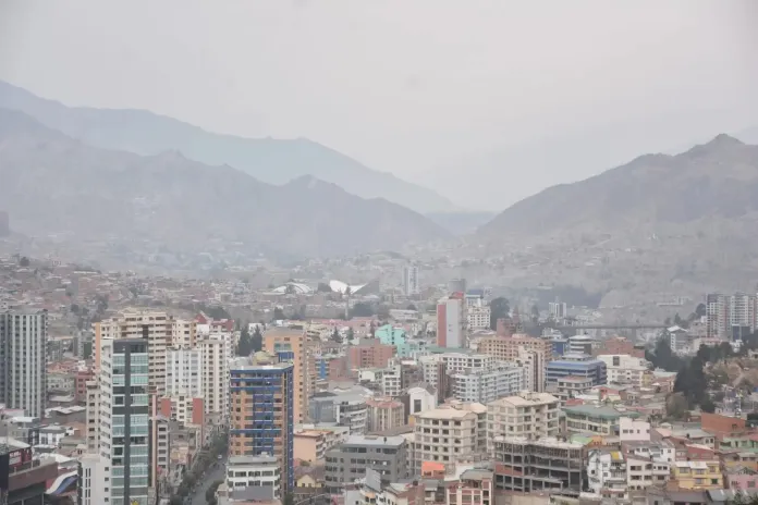 Contaminación del aire bajó, pero sigue siendo “muy mala”