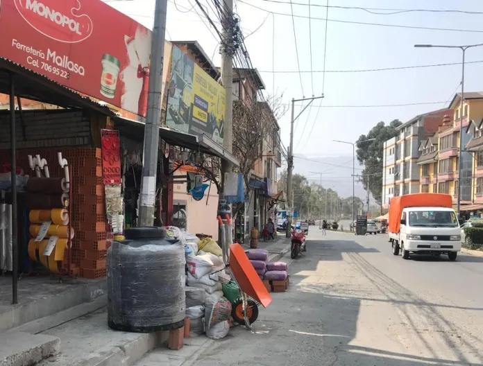 Multan hasta Bs.1.600 por mercadería y letreros en aceras