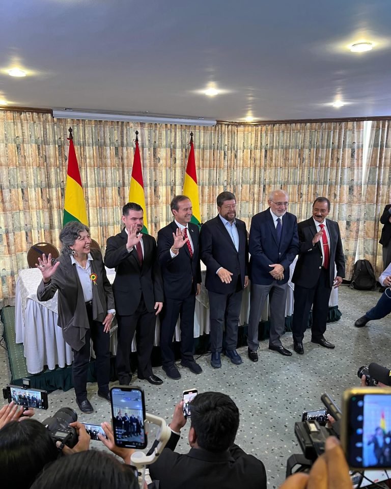 Crece bloque LIBRE con adhesión de Vicente Cuéllar y Ballivián