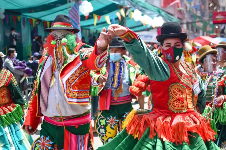 DISFRAZADOS: Detienen a delincuentes cuando bailaban de Chutas