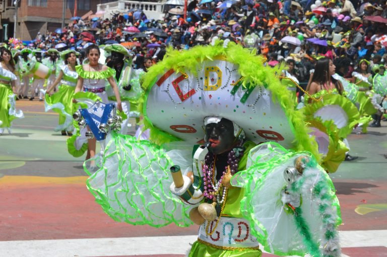 Peruanos bailan Candelaria con danzas bolivianas