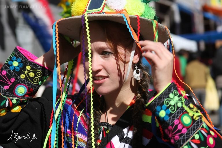 Bolivia reivindica el origen del tinku y vestimenta ante el mundo