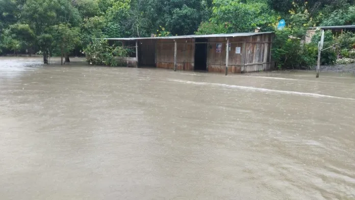 Desborde de río inunda Macrodistrito Zongo