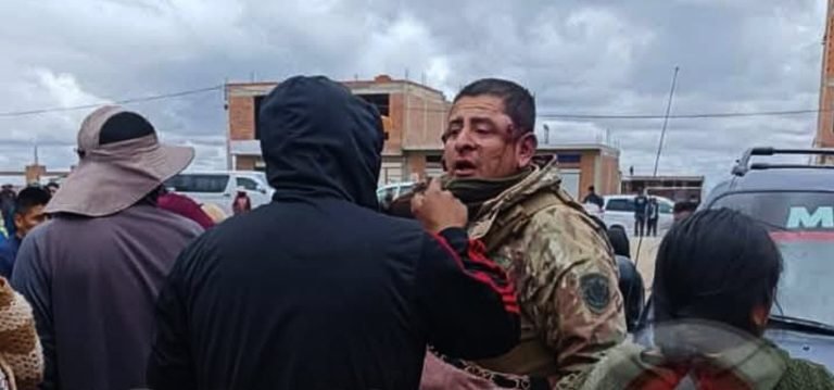 Militares agredidos en Patacamaya por decomiso de vehículo
