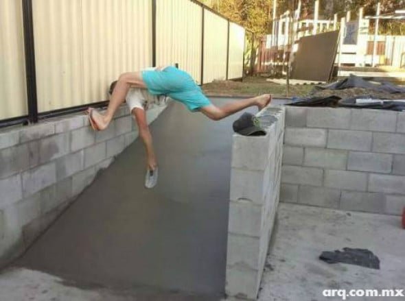 Humor en arquitectura: Albañil contorsionista