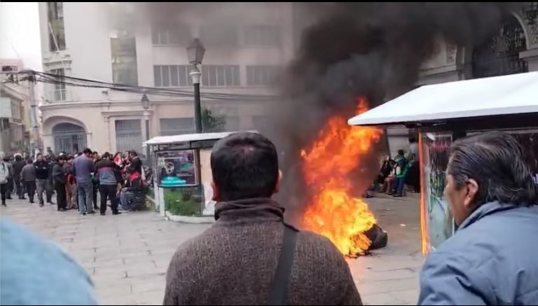 Policía gasifica a choferes por bloqueos en calles paceñas