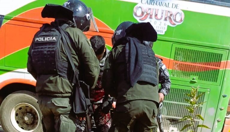 Policías y FFAA lograron desbloquear ruta Cochabamba-Oruro