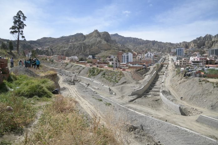 Canalización de ríos Aruntaya e Irpavi avanzan en 65%