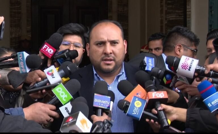 Pescan infraganti a funcionario de diputados tomando fotos de material electoral