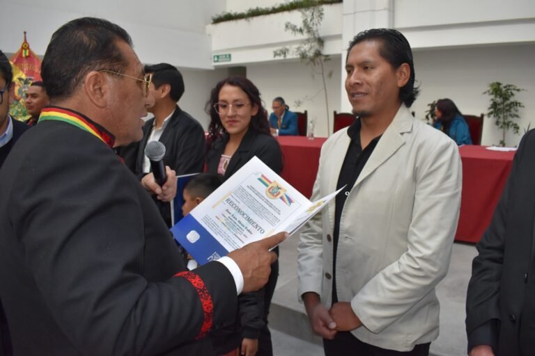 Distinguen a Compañía Cultural Bolivia Arte