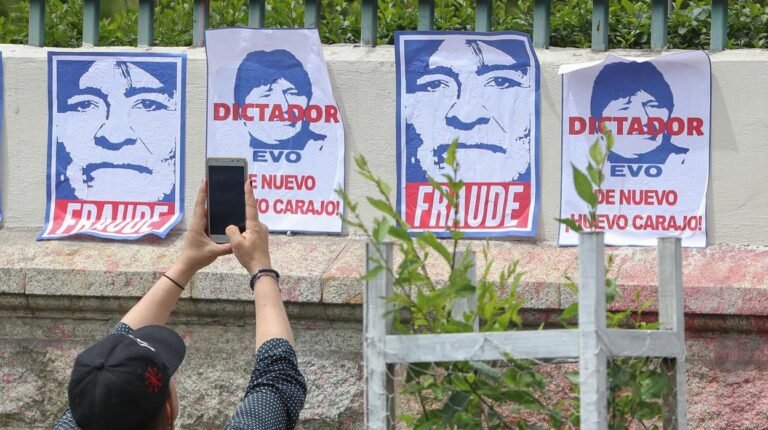 ALGO RARO PASA: ¿Por qué no detienen a Evo Morales?