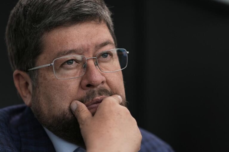 Samuel exige al BCB evitar escasez de dólares