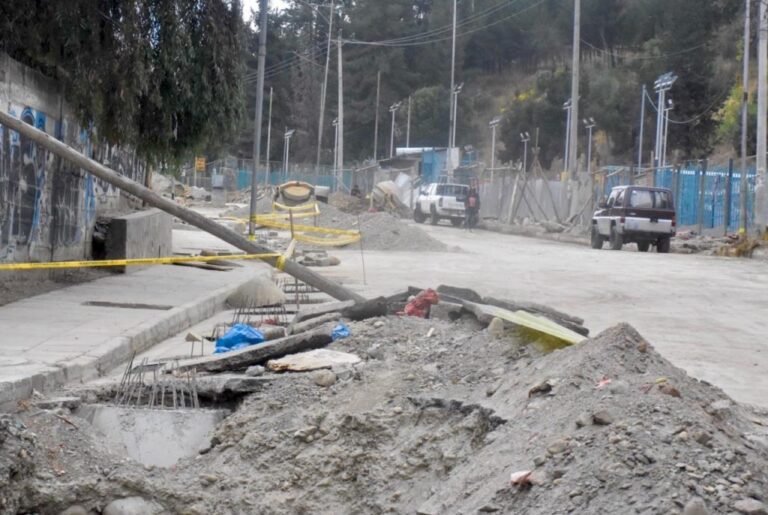 Av. del Poeta arrastra fallas estructurales por mala obra de Revilla