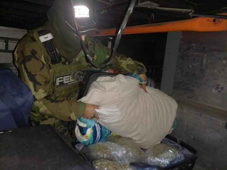 Hallan tres maletas con droga en la Terminal de Buses de La Paz