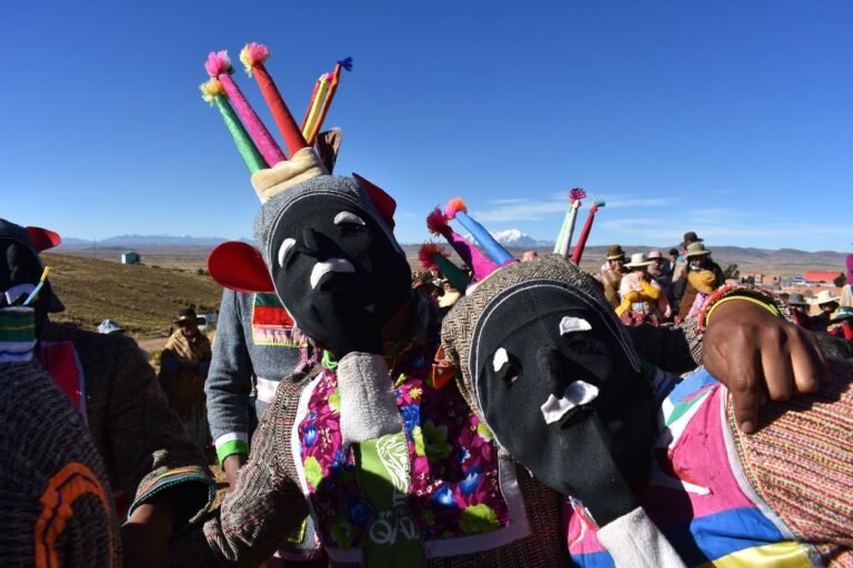 EL CAMINANTE: Encarnando personajes al amparo de coloridas MASCARAS