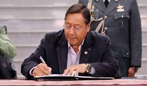 Arce promulga ley para importación directa de combustibles