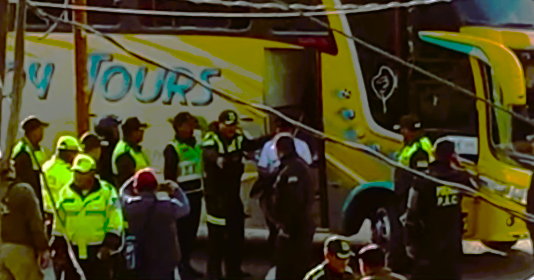 Policía intervino un «Bus Chelero» y arrestó a 37 personas en zona Sur
