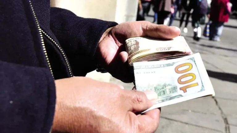 Baja el Valor referencial del dólar en Bolivia