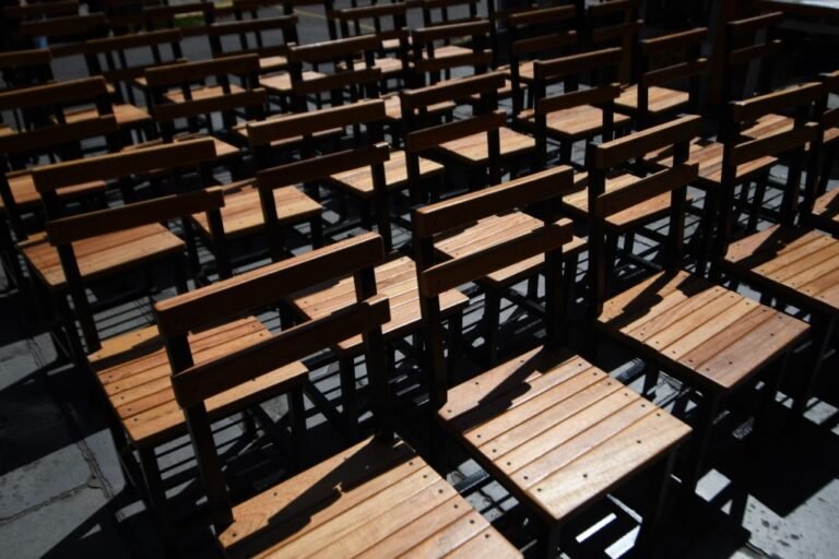 Gran donación de mobiliario escolar