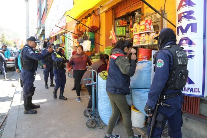 Funcionarios de alcaldía son agredidos por comerciantes que ocupan aceras
