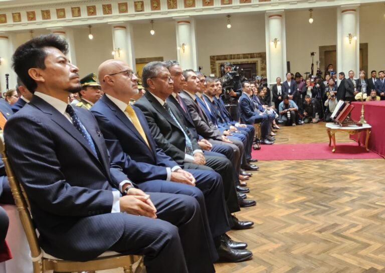 Paz pidió a ministros servicio pleno y con humildad