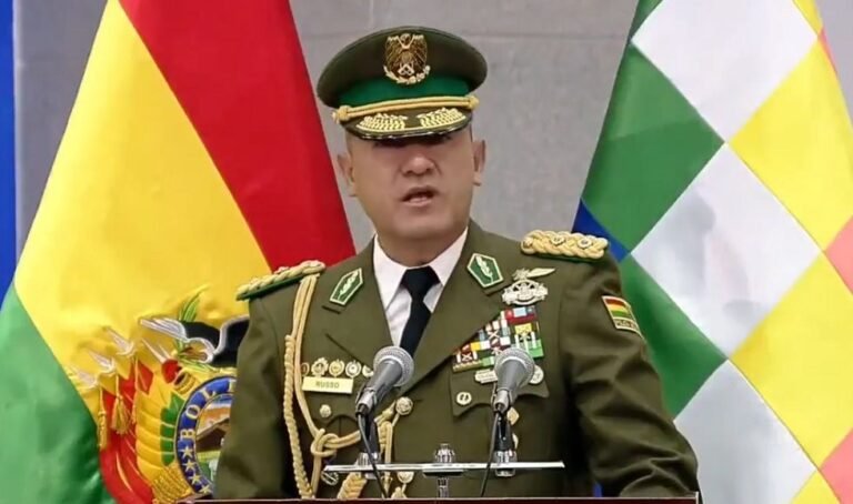 Fiscalía cita al excomandante general de la Policía por discriminación