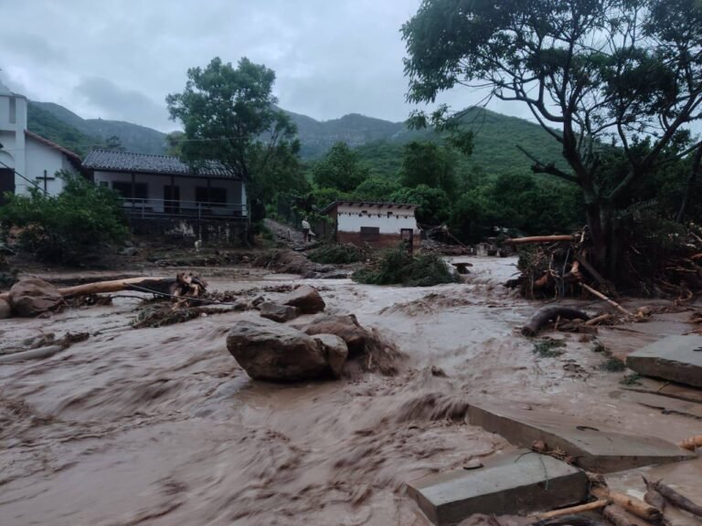 Seis personas desaparecen en inundación de Samaipata