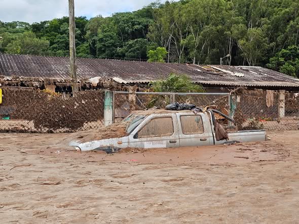 Evacúan a familias afectadas en helicópteros