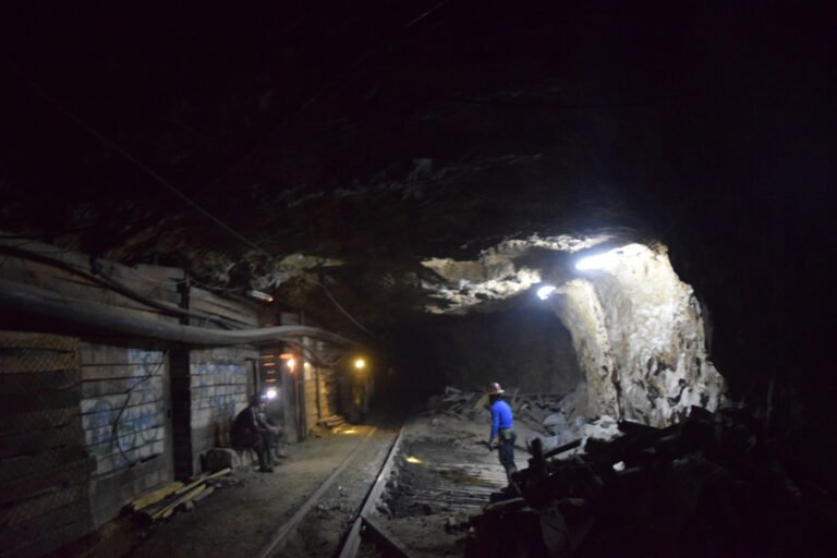 “Jucus” y trabajadores mineros se enfrentan en Huanuni