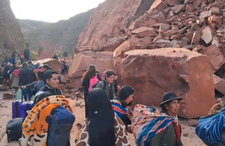 Carretera Oruro-Cochabamba esta bloqueada por derrumbe al igual a Los Yungas