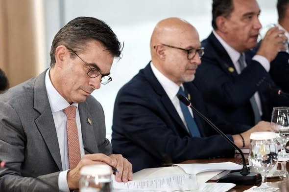 Emitirán nuevas leyes económicas