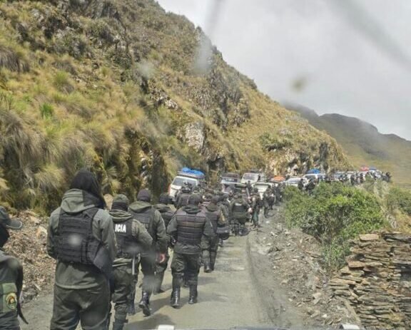 Denuncian enfrentamientos entre mineros ilegales y policía en Sorata