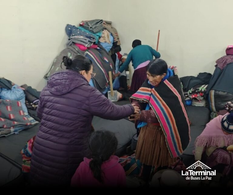 SOLIDARIDAD: Buses de La Paz abre albergue temporal para usuarios afectados por bloqueo