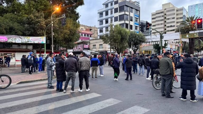 Choferes bloquean, sabotean y PARAN sobre la desgracia de los paceños
