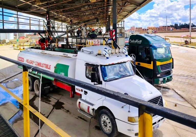 YPFB despacha 1,1 millones de litros de gasolina y 50.000 garrafas de GLP para La Paz y El Alto