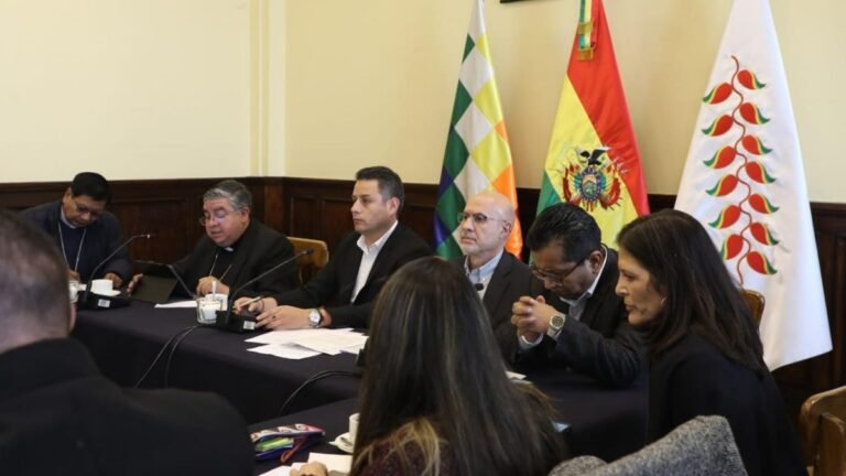 Bloqueos generan alza de precios, campesinos y la COB chantajean soluciones