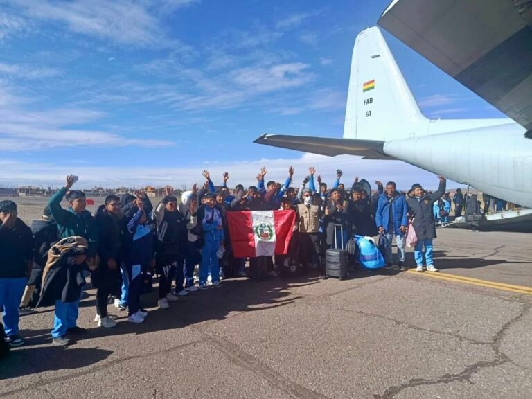 Gran trabajo de la Terminal de buses con estudiante peruanos