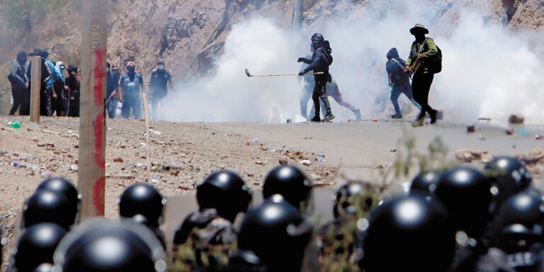 Policía despeja Parotani carretera Cochabamba-La Paz
