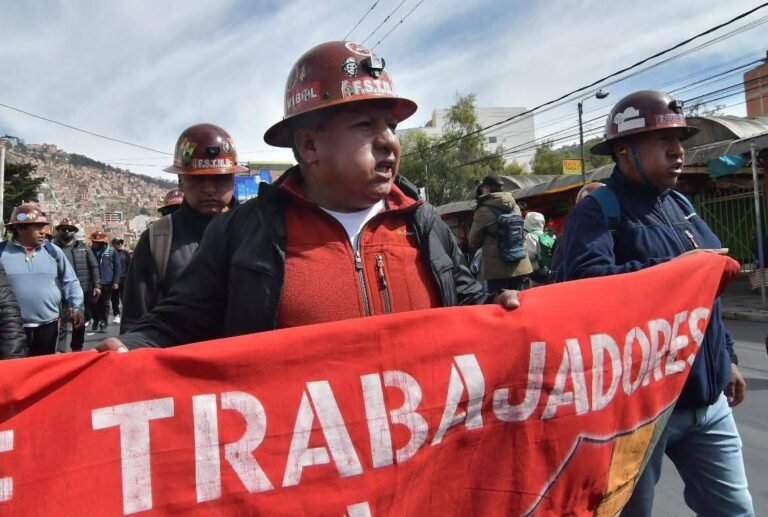 Grupos radicales prefieren matar de hambre a paceños que dialogar