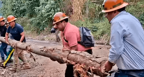 Mineros despejan ruta La Paz – Caranavi