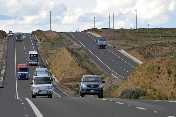 Verifican ampliación a ocho carriles del tramo Senkata-Apacheta