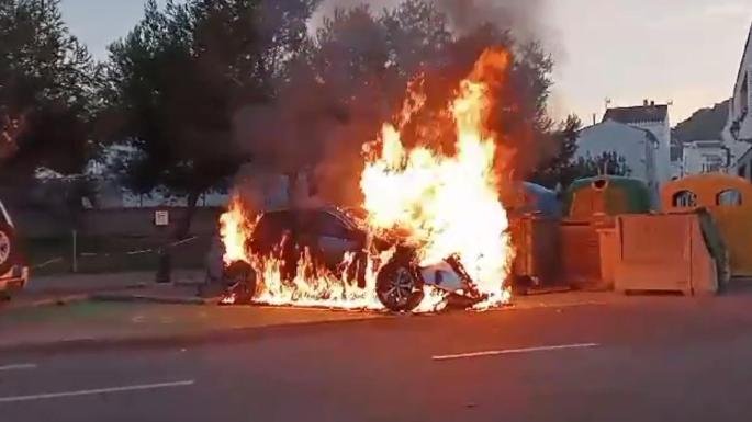 Explota un vehículo cerca de un surtidor en Cochabamba