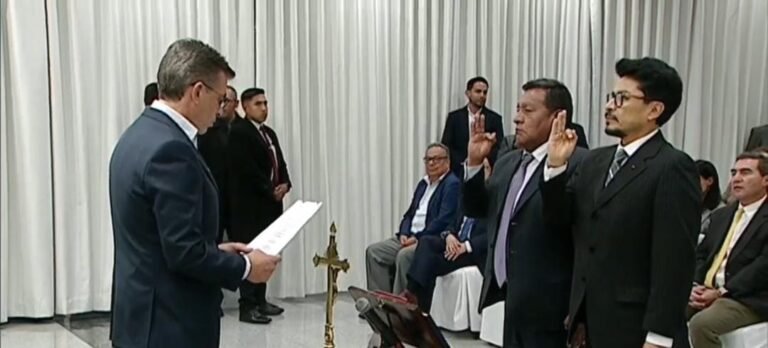 Presidente posesiona a dos ministros